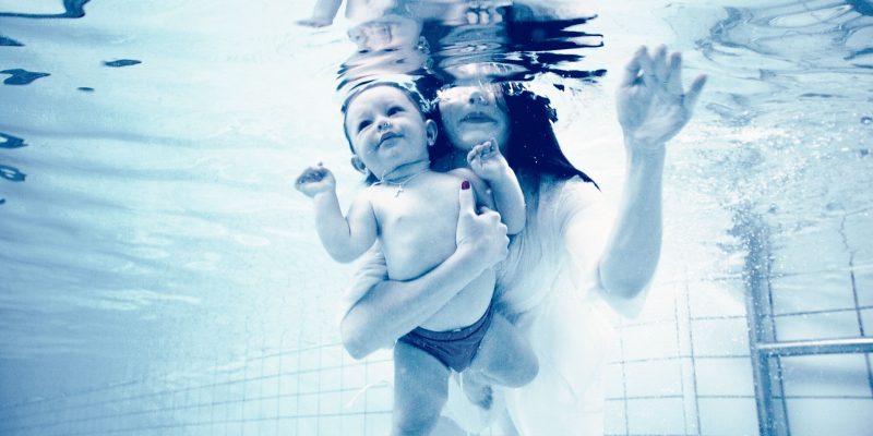 Zwemmen met baby.