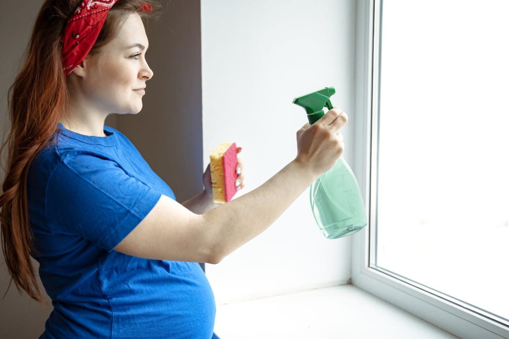 Zwangere vrouw maakt het huis schoon voor de bevalling
