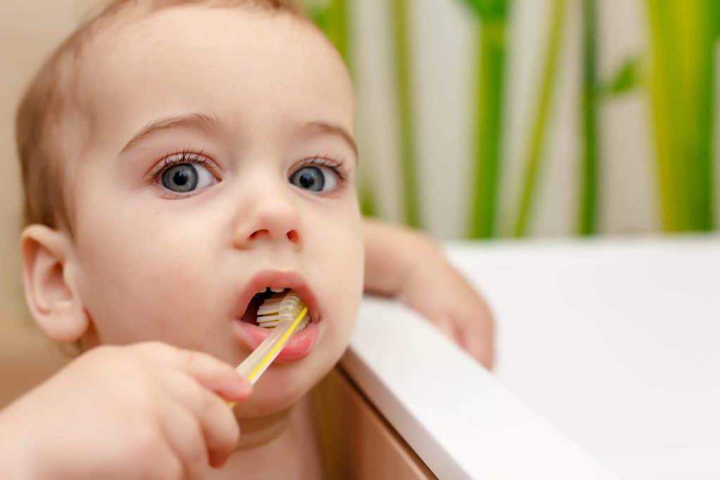 Tanden poetsen eerste tandjes baby